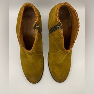 FRYE~Nora Whipstitch Suede‎ Bootie~Size 8~Wheat Brown~EUC